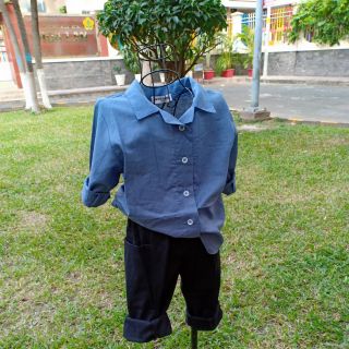 Combo áo sơ mi xanh và quần màu kem