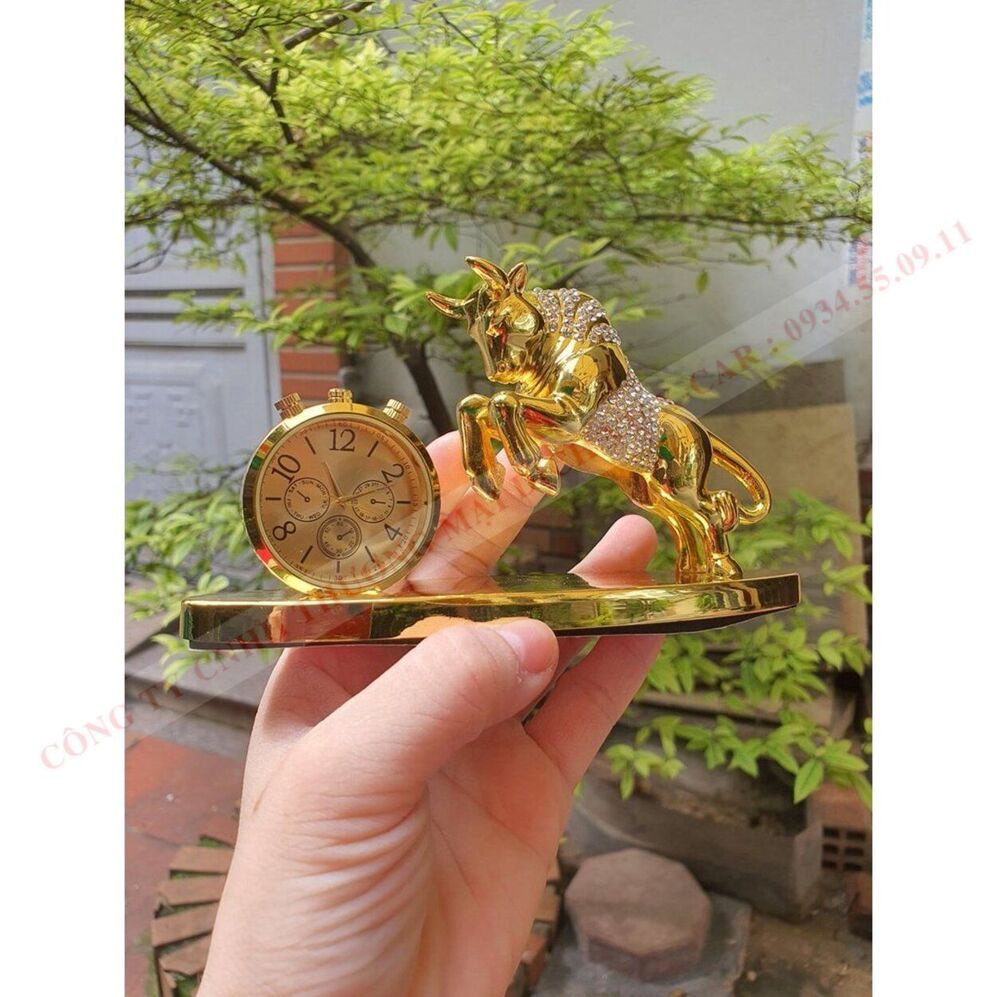 Tượng trâu vàng đính đá có đồng hồ và nước hoa trang trí phong thủy nhà cửa hoặc đặt taplo ô tô