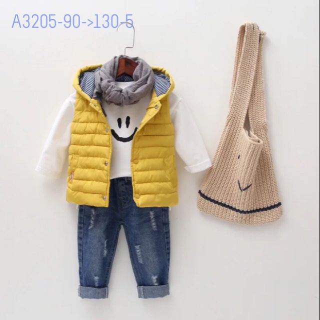áo phao gile này giá rất tốt - có 2mauÁo phao gile kèm mũ, kiểu dáng và mầu sắc rất yêu, thu đông bé mặc rất tiện.