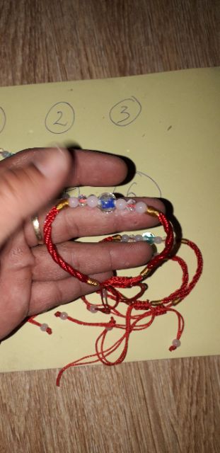 Vòng tay may mắn màu đỏ kèm 7 viên đá pha lê nhiều