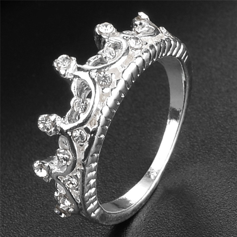 Nhẫn Cưới Hình Vương Miện Đính Đá Sang Trọng