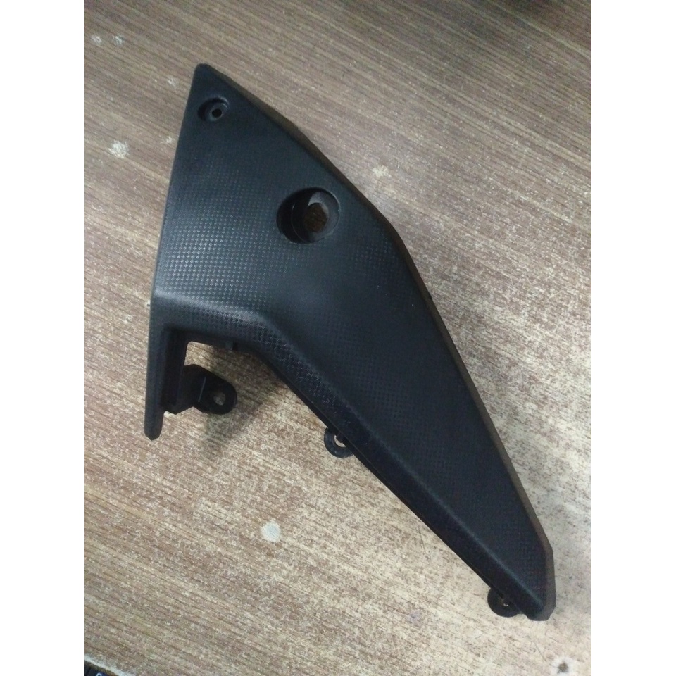 Mỏ cày bên phải xe SYm Galaxy 50cc