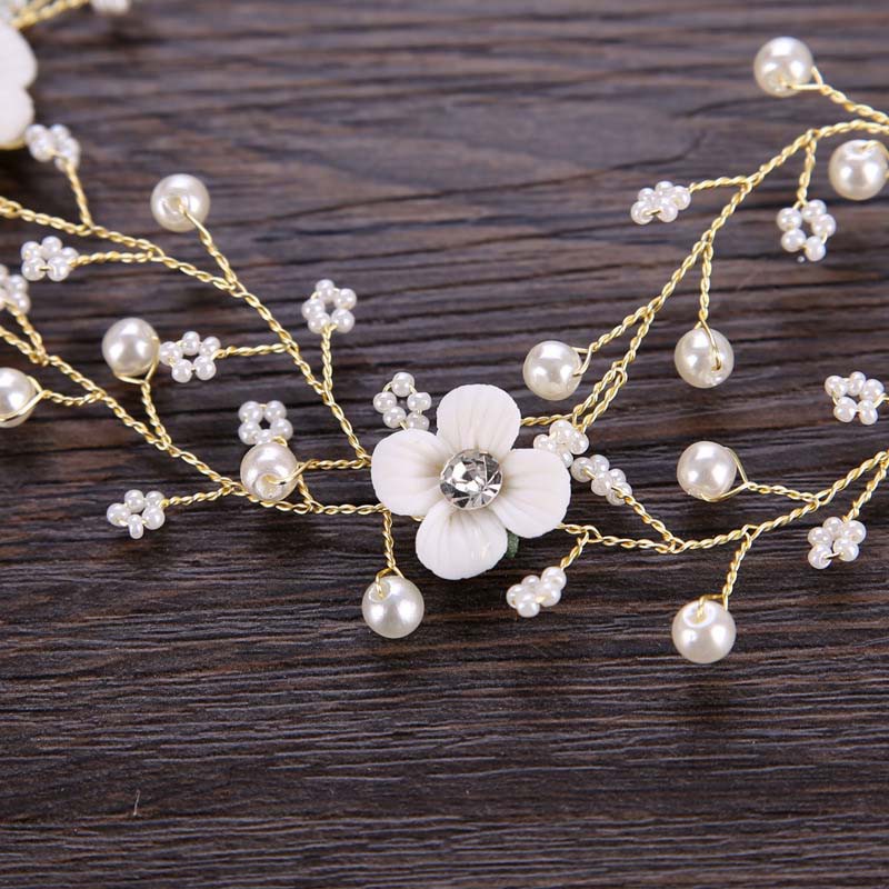 Cài tóc phối hoa và vương miện cho cô dâu