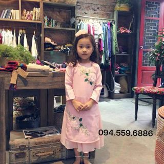 Áo dài hồng chất liệu gấm taffa cao cấp cho các con nào các mẹ. Hàng chuẩn đường kim mũi chỉ nhé các mẹ.......
