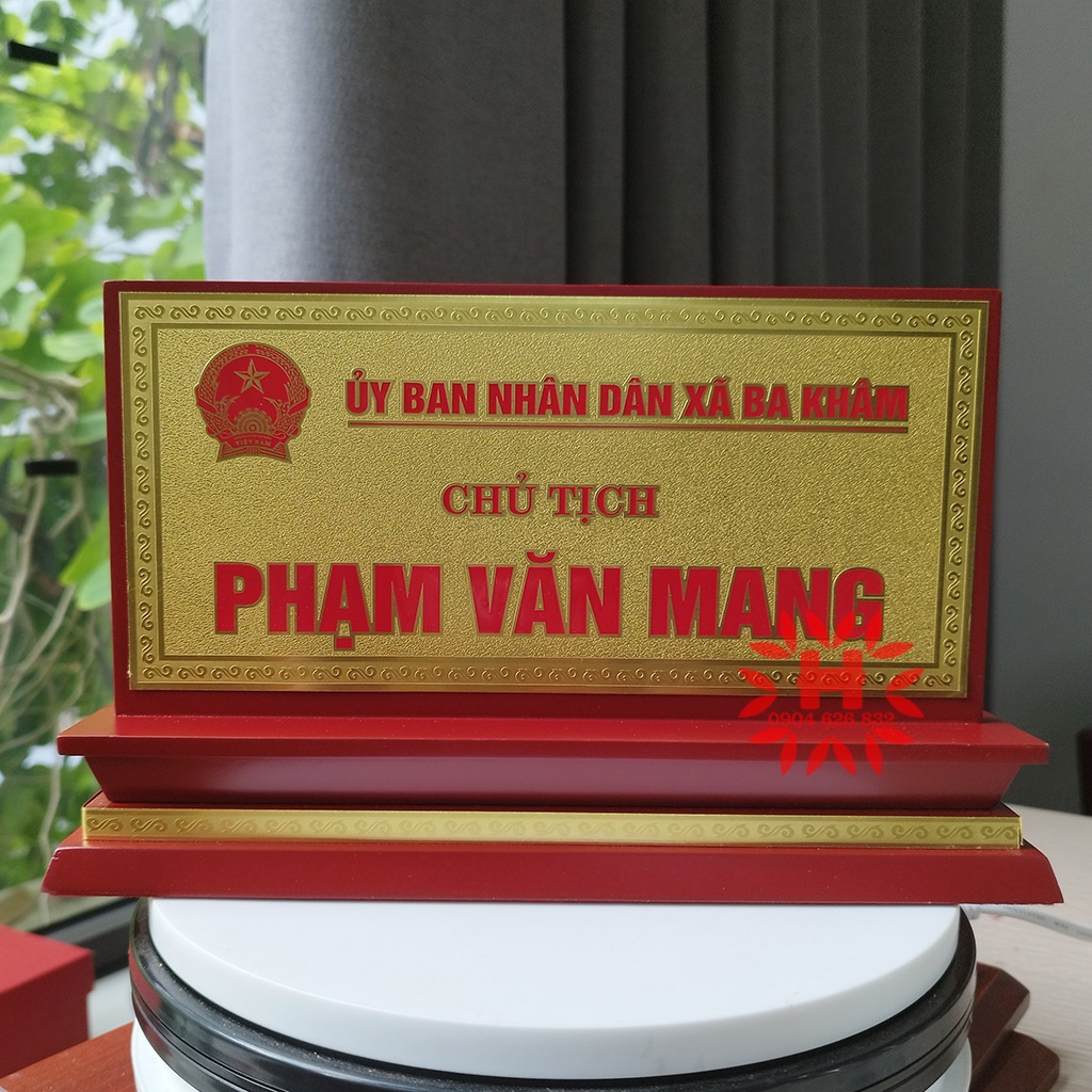 Biển chức danh để bàn, bảng tên để bàn gỗ đồng tam cấp