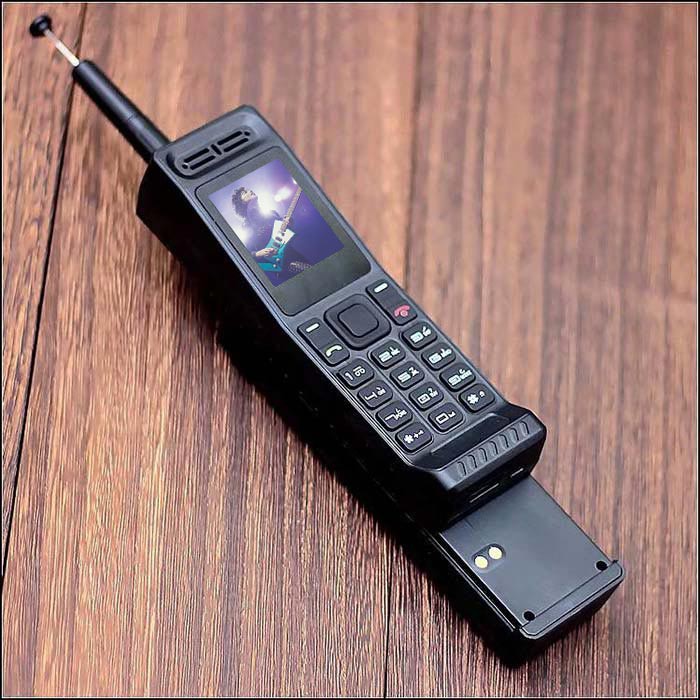 Điện Thoại 4 Sim Pin Khủng Retro Telephone W2 Sạc cho Smartphone giả giọng nói