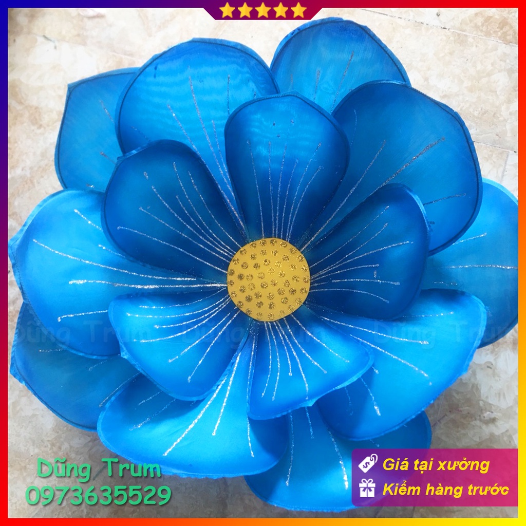Hoa múa biểu diễn văn nghệ màu xanh có chun dưới đế để cầm tay