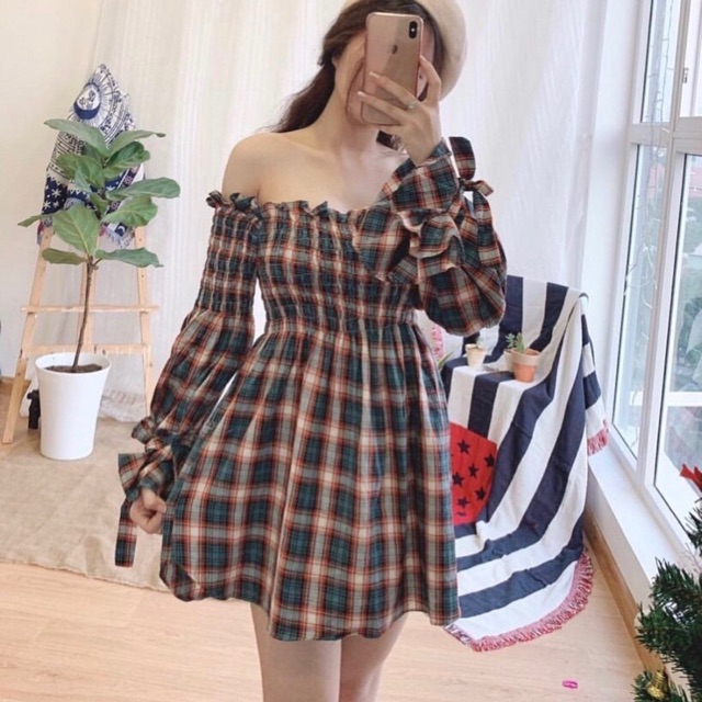 Đầm caro trễ vai
