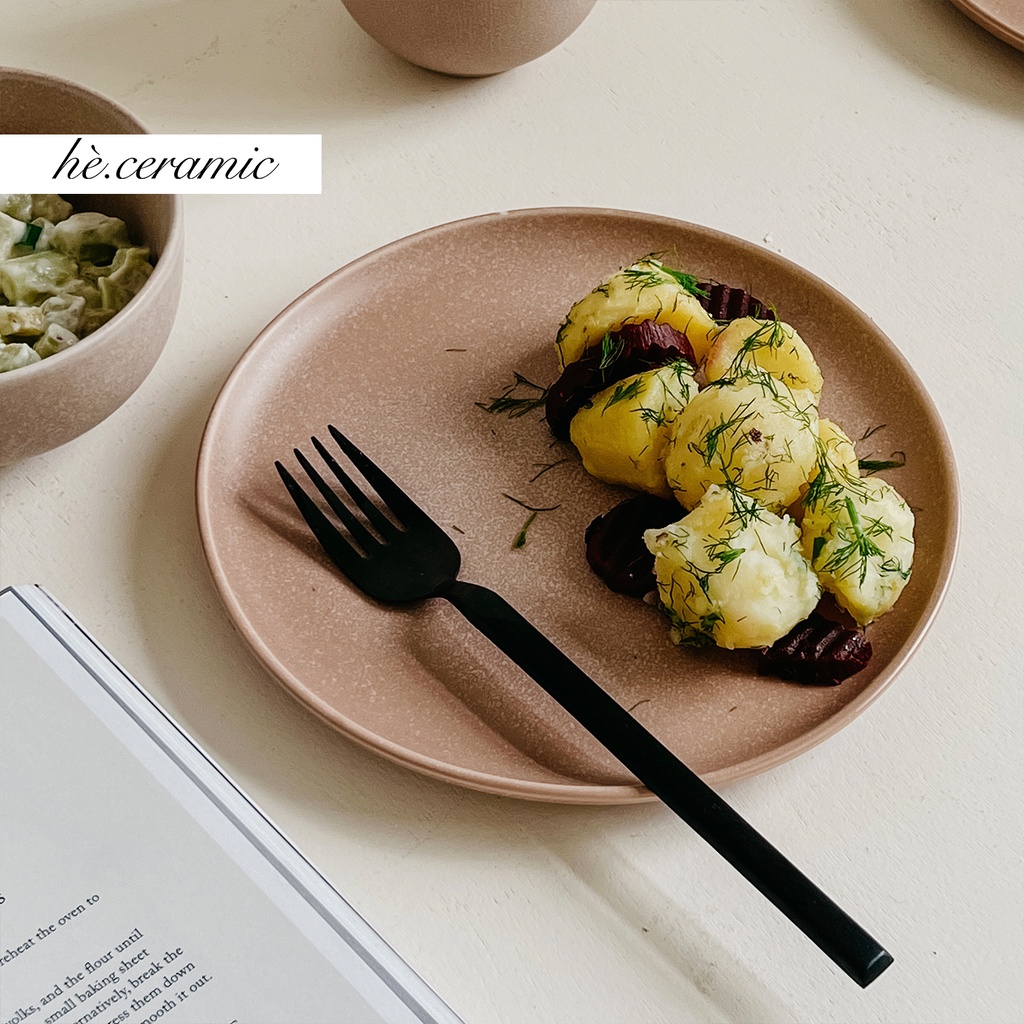 HÈ.CERAMIC / Dĩa Ahome màu hồng nhạt, bề mặt mờ có texture hạt. Size 20cm.