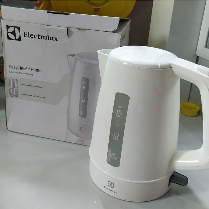 Ấm đun nước Electrolux model EEK1303W