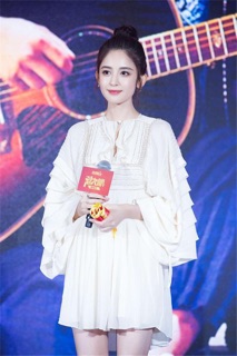 Đầm xoè thiết kế Cổ Lực Na Trát