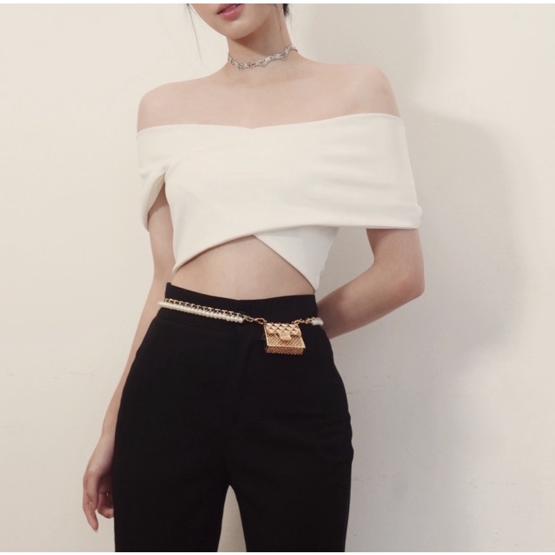 ▼№Áo trễ vai H.I.U ROOM ANA top thiết kế vạt chéo cut out xu hướng hè 2022 design