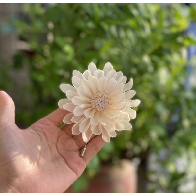 Hoa cài áo - Tag cài áo hoa cúc chất liệu voan handmade