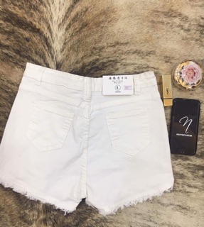 Quần short trắng rách gấu