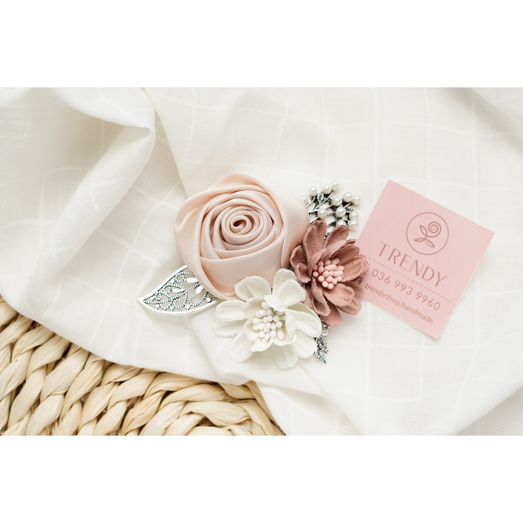 Hoa Cài Áo - Tag hoa hồng cuộn cài áo mix hoa cúc - Hoa vải handmade