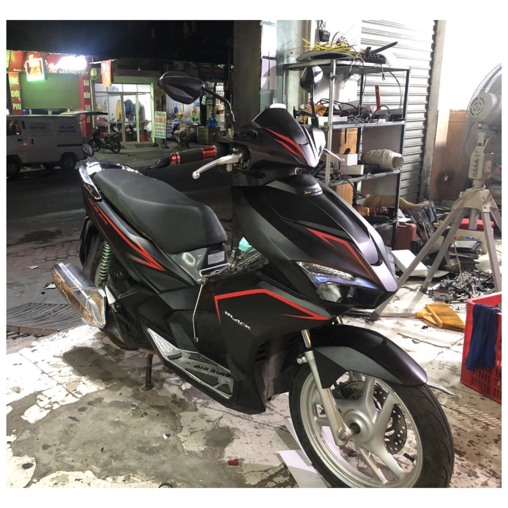 Tem Trùm Air Blade Đen Nhám Chỉ Đỏ
