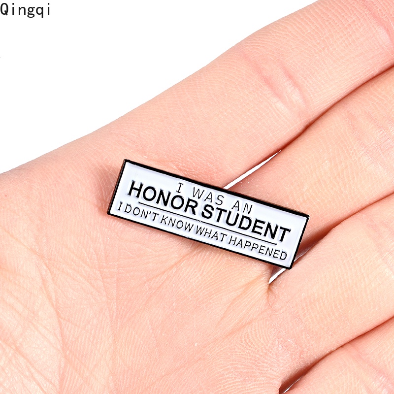 Trâm cài áo Miss Zoe in chữ I Was An Honor cá tính