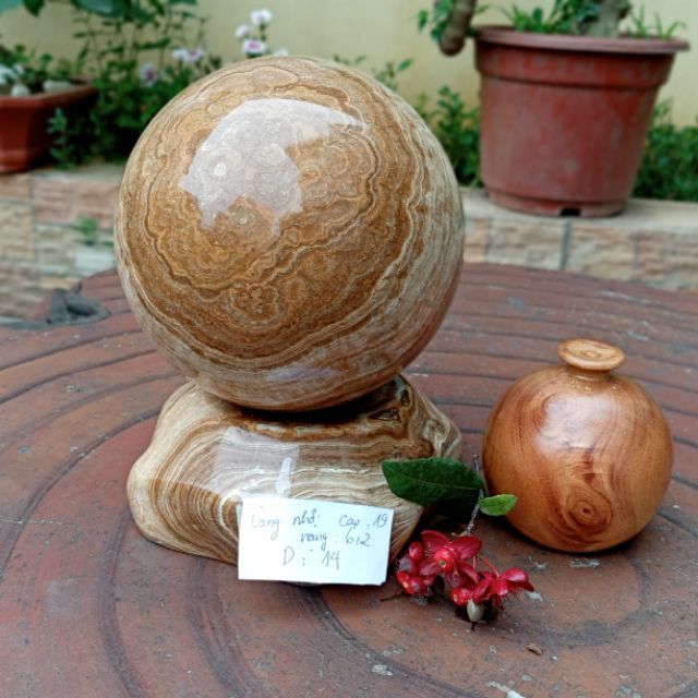 cầu đá thiên nhiên đường kính 14 cm màu vàng vân gỗ