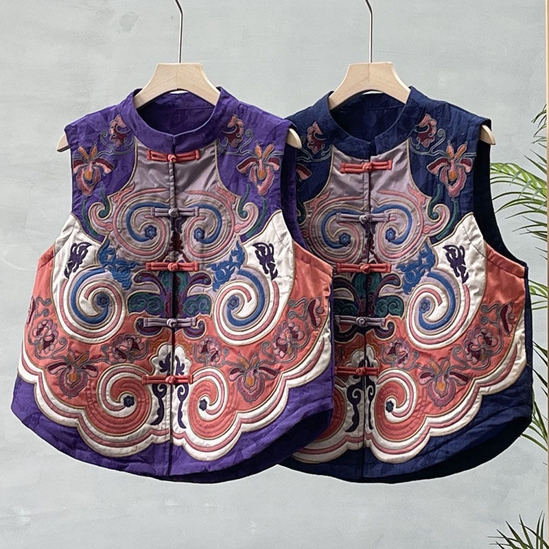 Áo Cotton Lanh Sát Nách Cổ Đứng Phối Nút Thêu Họa Tiết Dân Tộc Retro Cho Nữ