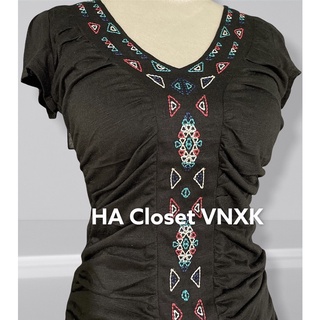 Áo Thun Cổ V Thêu XK