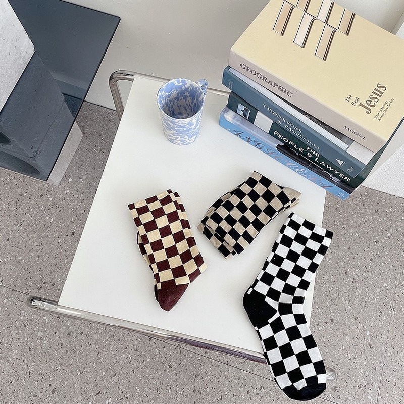 Set 2 Đôi Tất Cotton Kẻ Sọc Caro Trắng Đen Thời Trang Cho Nữ