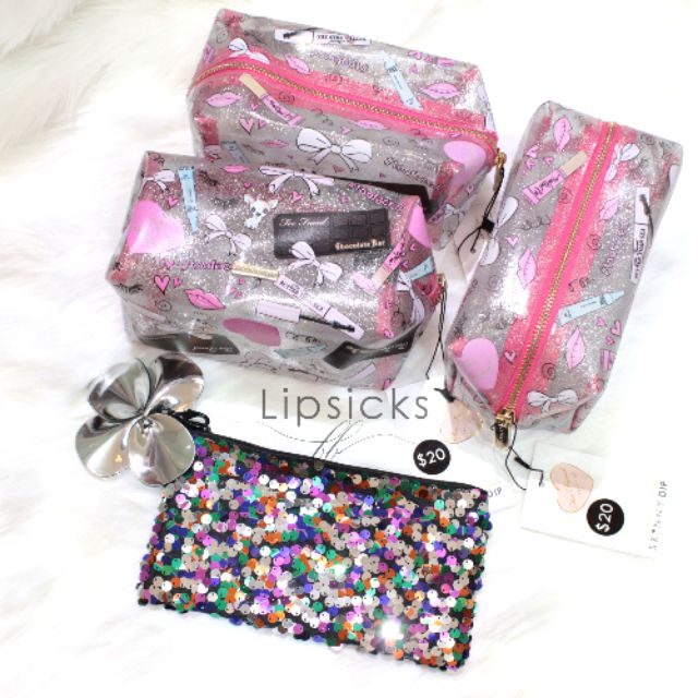 Túi đựng makeup từ hãng Too Faced (Skinny Dip Makeup Bag) và MAC (Shiny Pretty Things Makeup Bag)