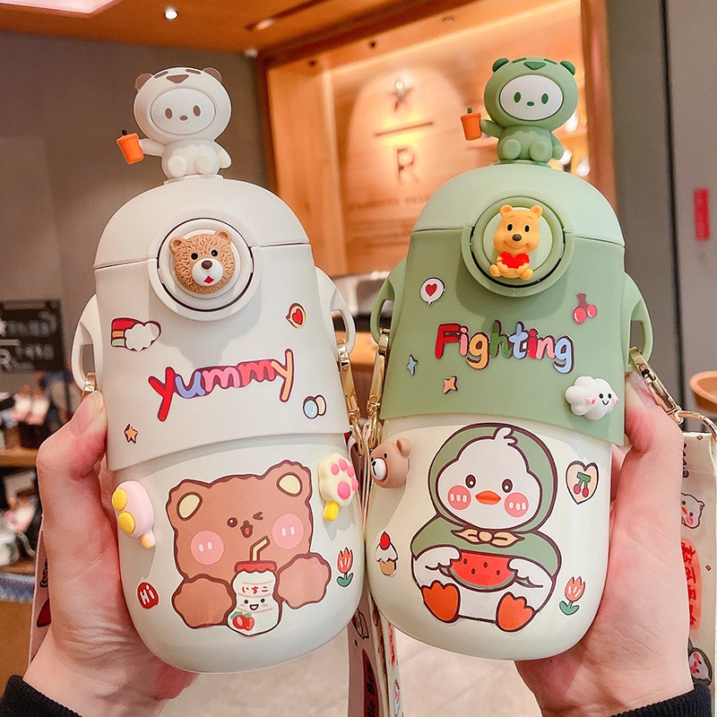 Bình Giữ Nhiệt POR043 500ML Cho Bé Kèm Dây Đeo Tiện Lợi, Bình Nước Dán Sticker Xinh Xắn