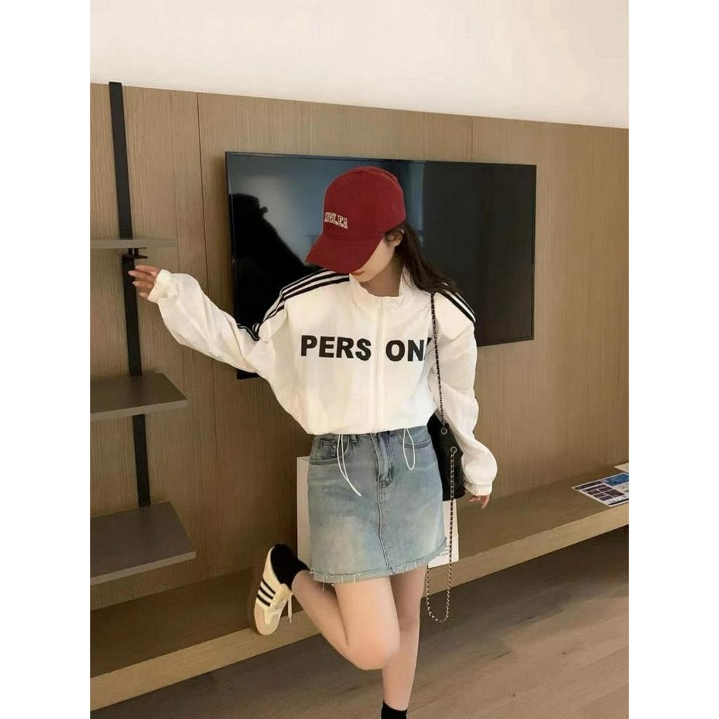 Áo Khoác Dù Nữ Form Croptop Chạy 3 Sọc Tay Và In Chữ Trước Mẫu Mới - ĐĂNG QUANG CLOTHER