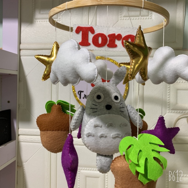 Đồ chơi treo nôi cho bé kích thích thị giác cho bé, tự xoay và phát nhạc mẫu TOTORO và ngôi sao tím