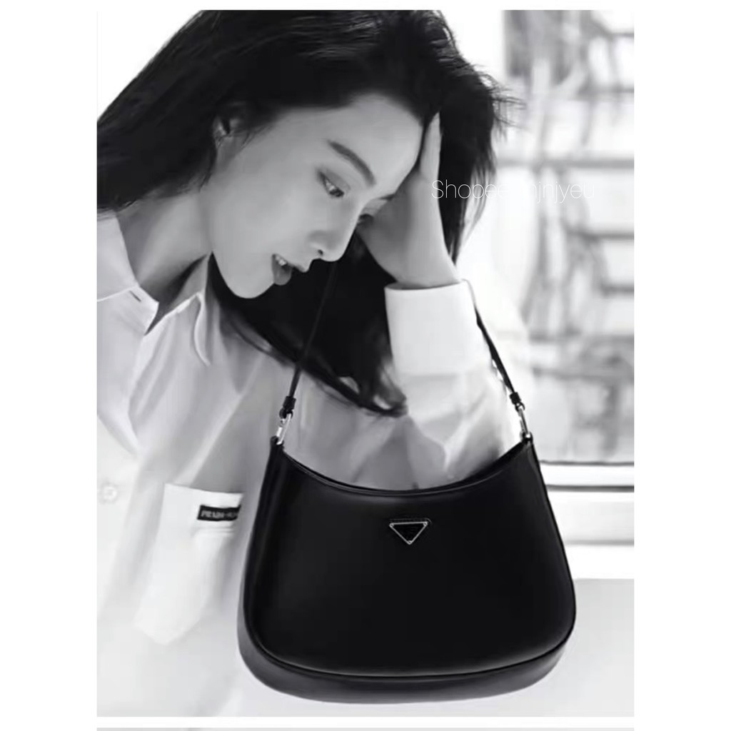 Túi kẹp nách 𝓟𝓻𝓪𝓭𝓪 bầu Diệu Nhi Siêu Hot 2021