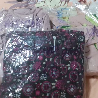 Đầm hoa lòe loẹt