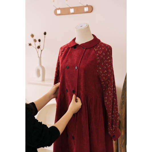 Váy nhung đỏ MADELEN dáng cổ sen phối hoạ tiết hoa | BigBuy360 - bigbuy360.vn