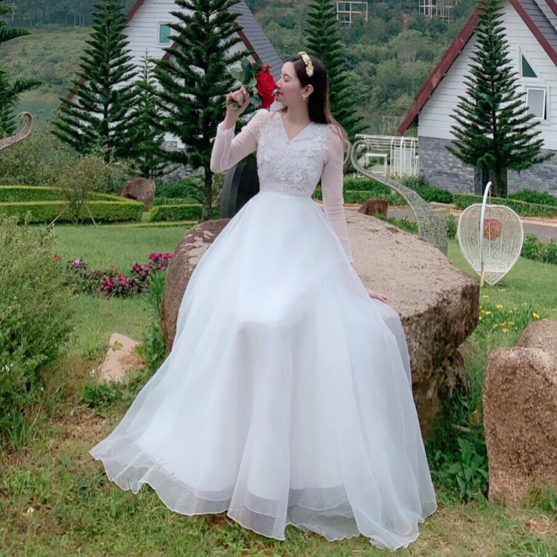 Đầm cưới trắng hoa nổi 3D phong cách Hàn Quốc siêu xoè 3 lớp