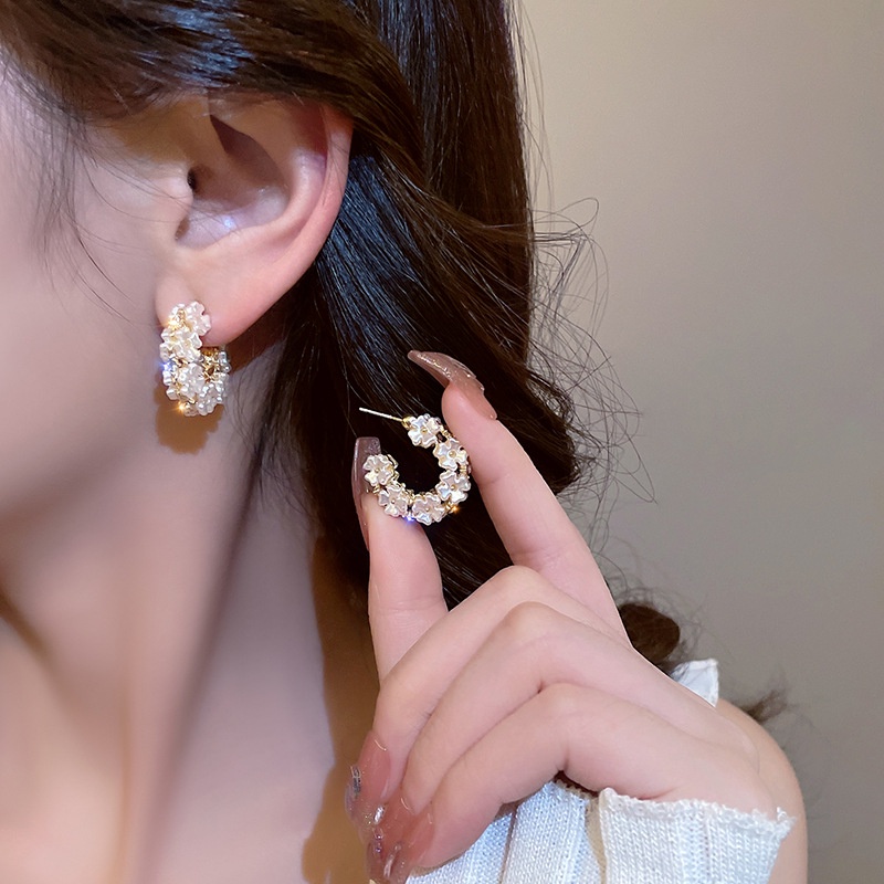 Khuyên Tai Nữ Trang Dáng Tròn Đính Ngọc Trai Xinh Xắn