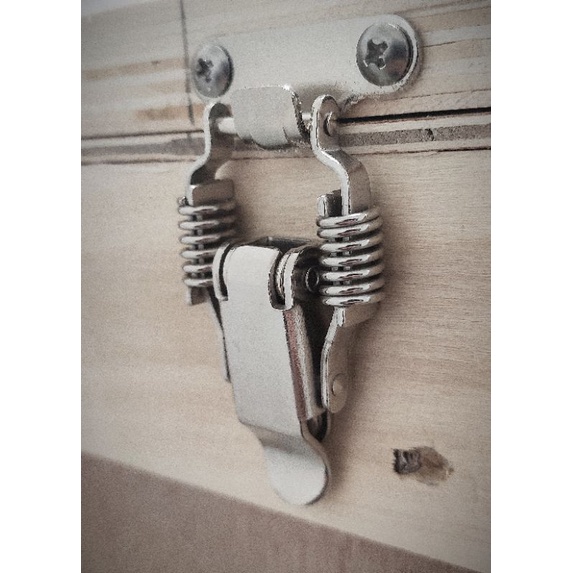 Khóa gài hộp gỗ, tủ điện. chất liệu inox sáng bóng, có lò xo, chống rỉ sét, ăn mòn.