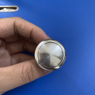 Núm tủ kèm chân ốc, vít