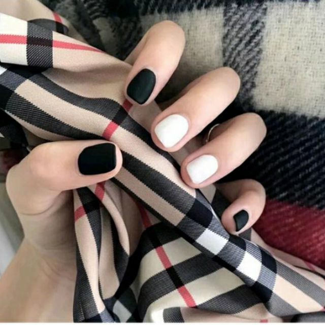 Bộ 24 móng tay giả nhám đen trắng