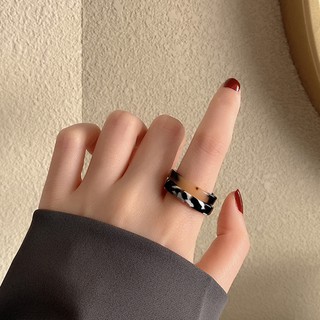 Nhẫn nhựa acrylic trong suốt hoạ tiết da báo