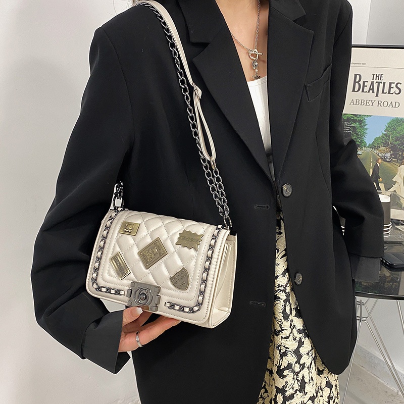 Túi xách IELGY vuông nhỏ dây xích đeo chéo hoạ tiết hình thoi đính huy hiệu retro