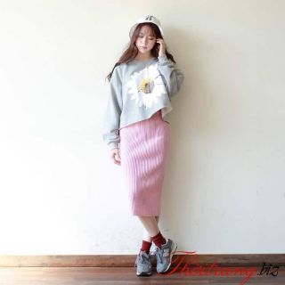 Chân. Váy len bút chì xẻ trước