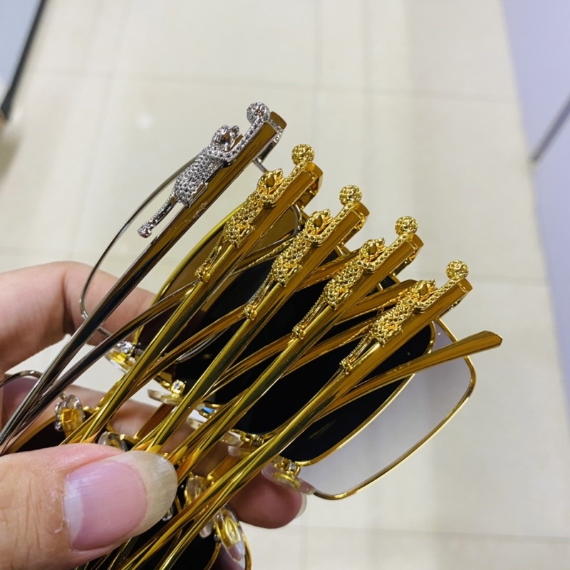 Kính mát nam cao cấp càng kính thiết kế độc đáo,gọng kim loại chắc chắn ôm mặt