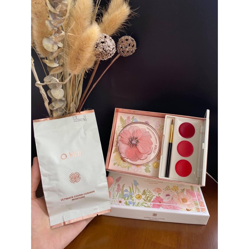 Set phấn nước Ohui tặng bảng son