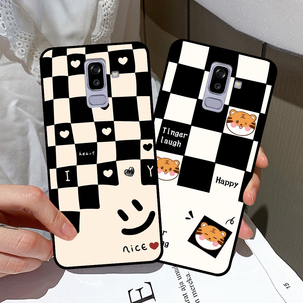 Ốp lưng Samsung J8 in hình sọc caro, họa tiết đen trắng dễ thương