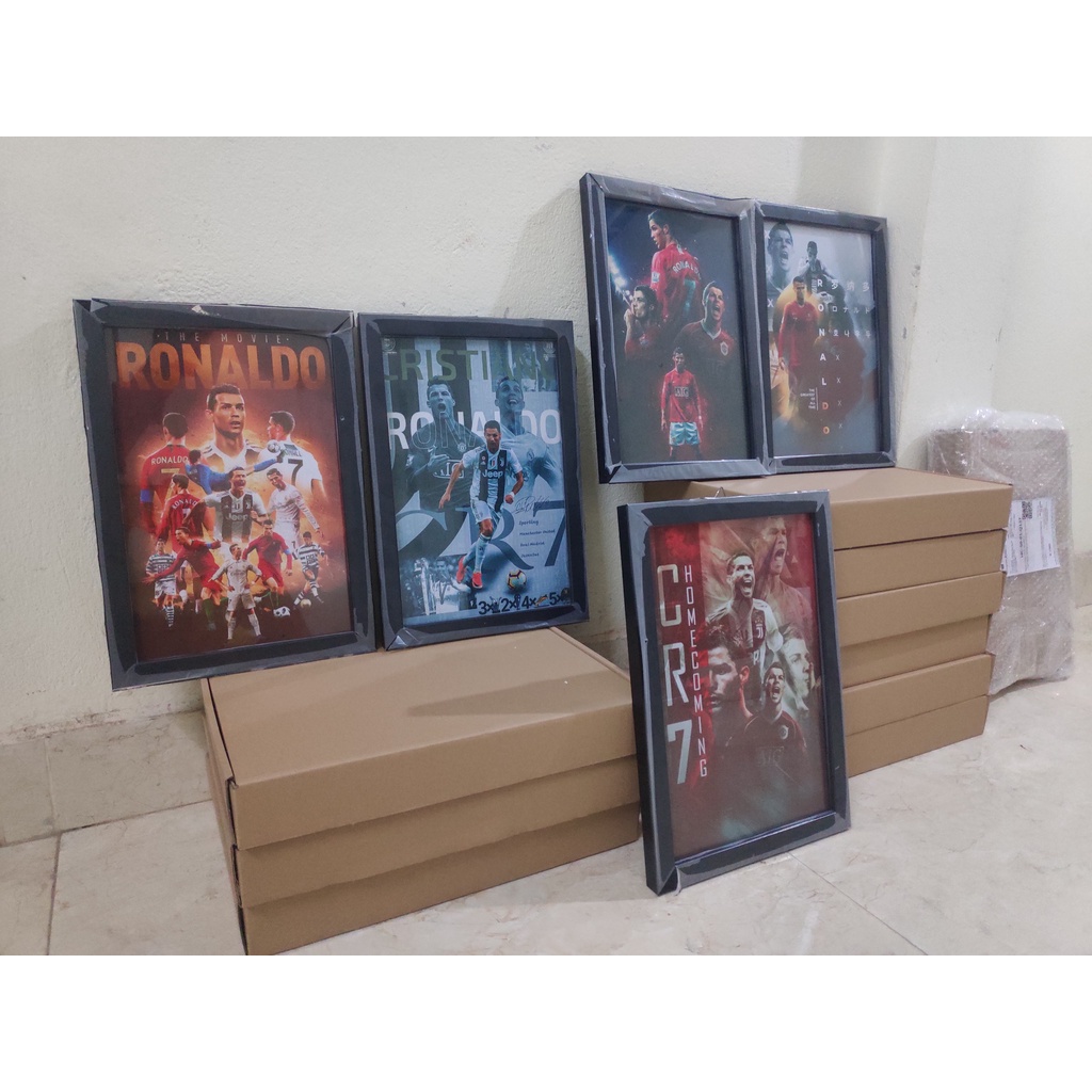 Khung ảnh treo tường POSTER BÓNG ĐÁ RONALDO size 26cm x 35cm