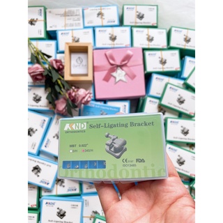 Mắc cài tự buộc