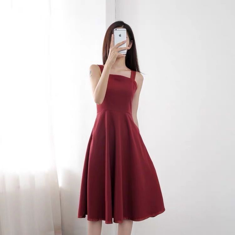 Đầm Hai Dây Màu Đen Dáng Vừa Phối Túi Thời Trang Xuân Hè 2022 Cho Bạn Gái