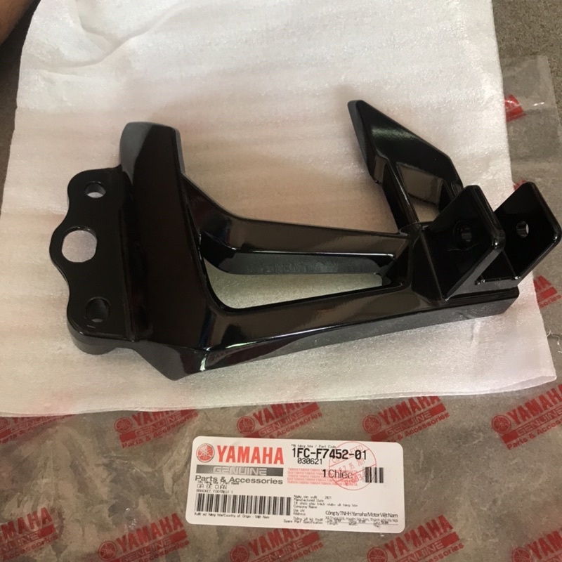 1FC-F7452-01 | Bên Trái | Giá để chân sau Sirius Fi