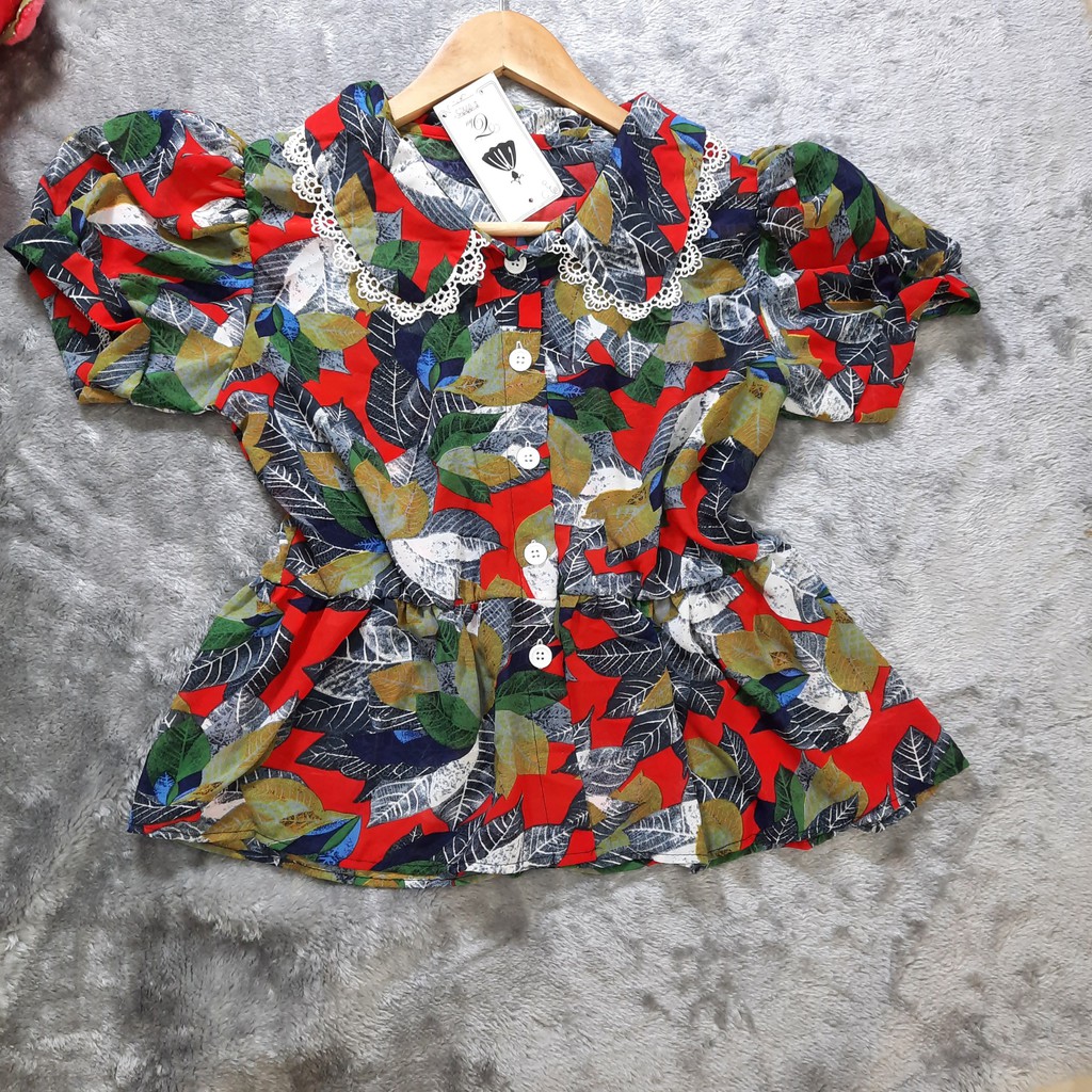 Áo kiểu họa tiết hoa cổ cánh sen phối ren ngắn tay (ảnh shop chụp)