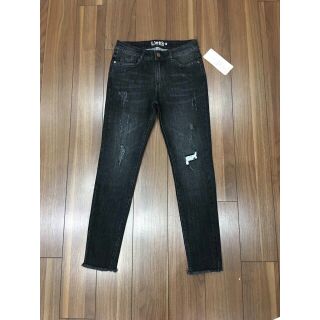 QUẦN JEANS NỬ SKINNY XÁM TUA LAI . RÁCH MỚI VỚI PHOM QUẦN CO GIÃN TỐT CHẤT LIỆU JEANS DỂ CHỊU MẶC LÊN  KHOE MÔNG GỌN ĐÙI