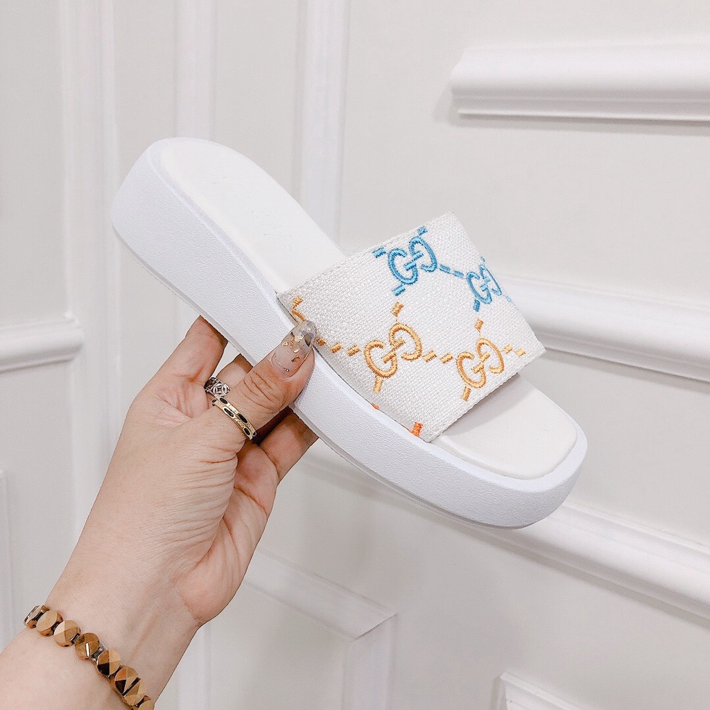 Dép Nữ Đế Đúc 4p Quai Ngang Thêu GC Chất Da Canvas Cao Cấp 2 Màu Đen Trắng Cực Đẹp - Chị Chảnh Store